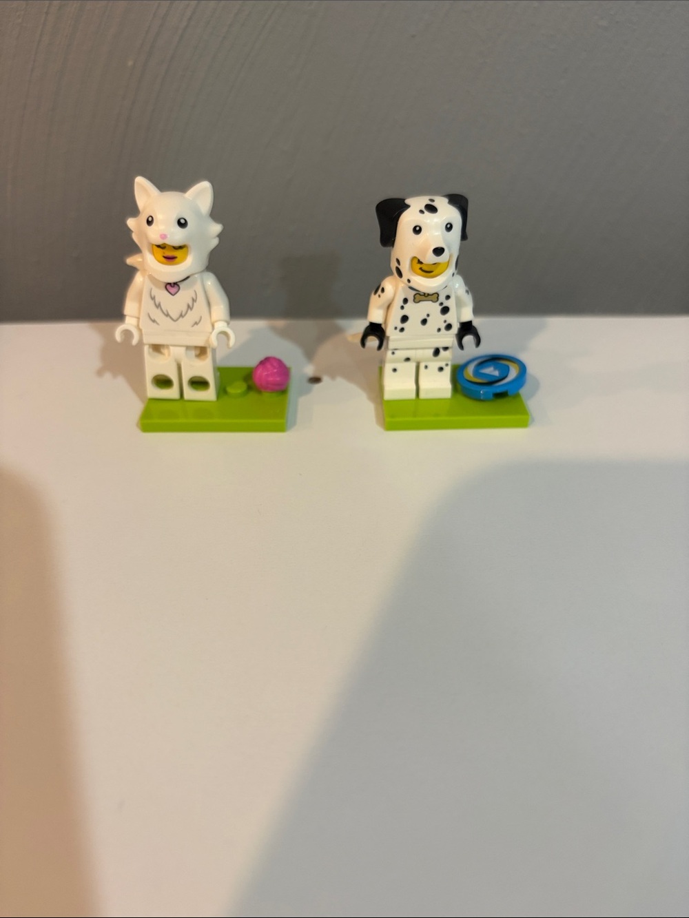 Lego White cat & Dalmatian Minifigure Duo with Green Bases